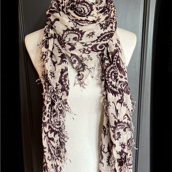 New Auth Chan Luu Paisley Print Cashmere Silk Scarf Color: Eggplant/White - Picture 2 of 4